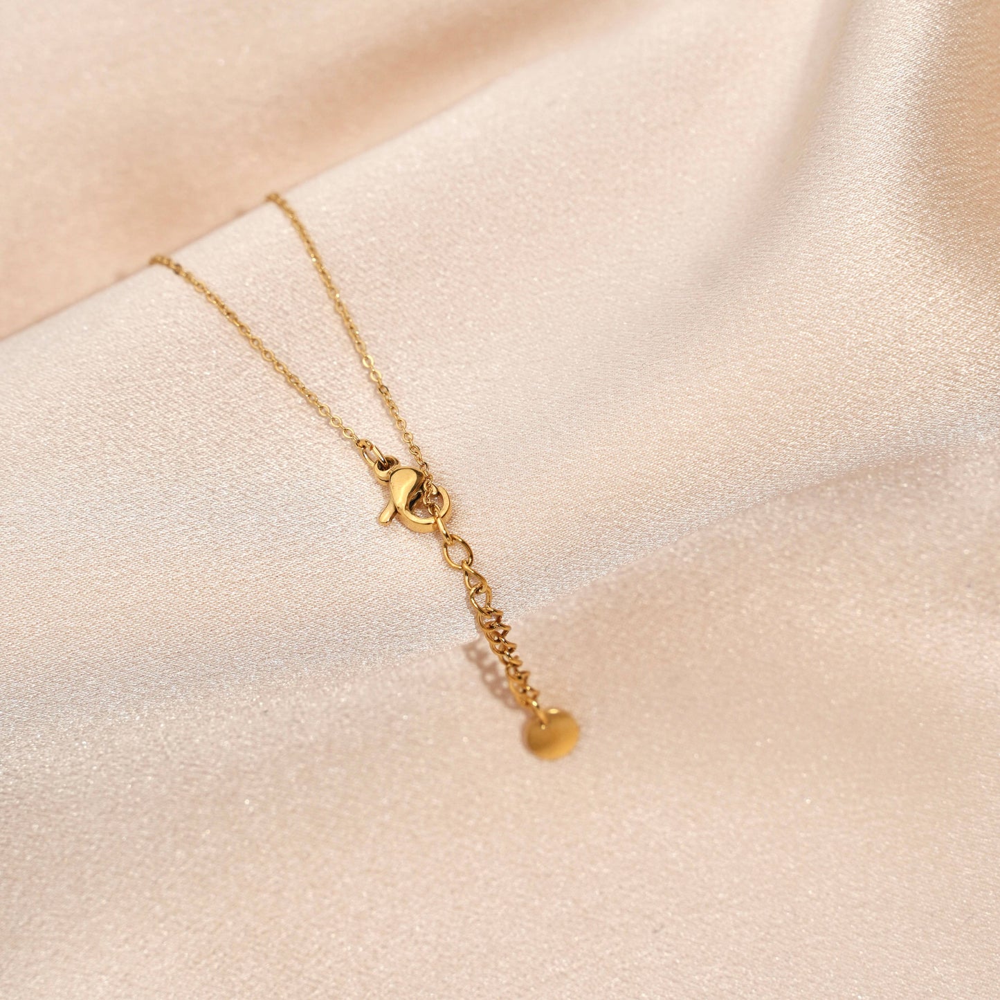 Steel and freshwater pearl hand jewel