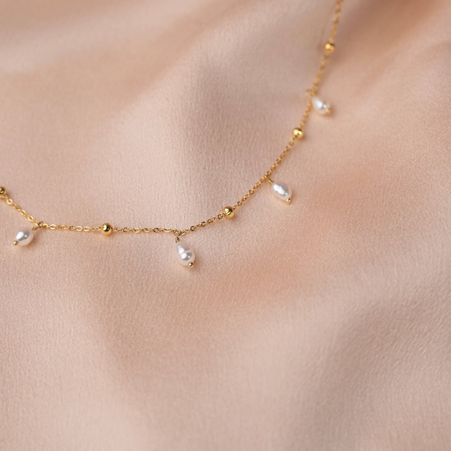 Ball chain, freshwater pearls, mother-of-pearl