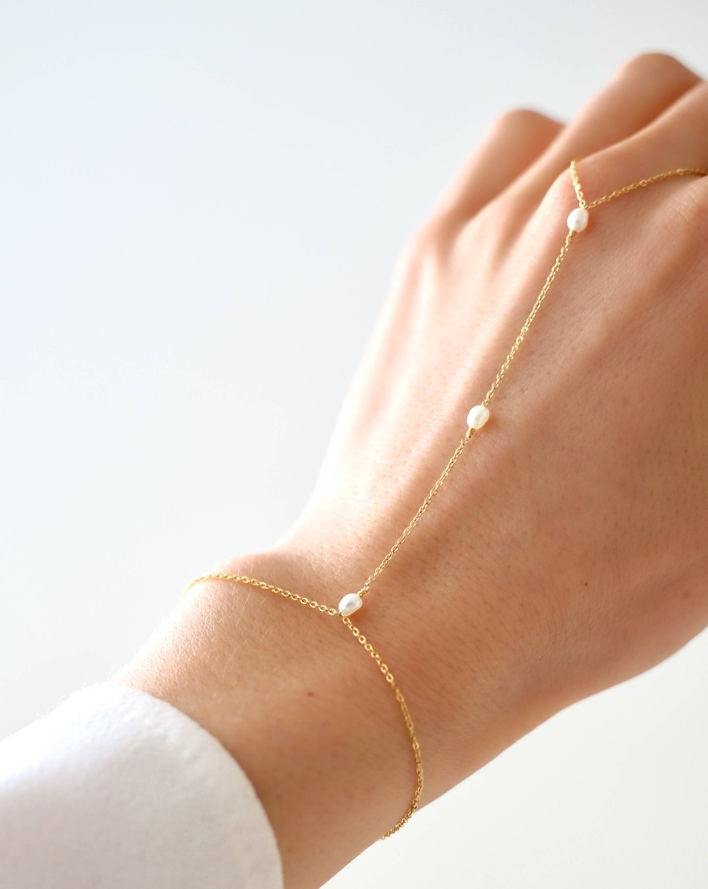 Steel and freshwater pearl hand jewel