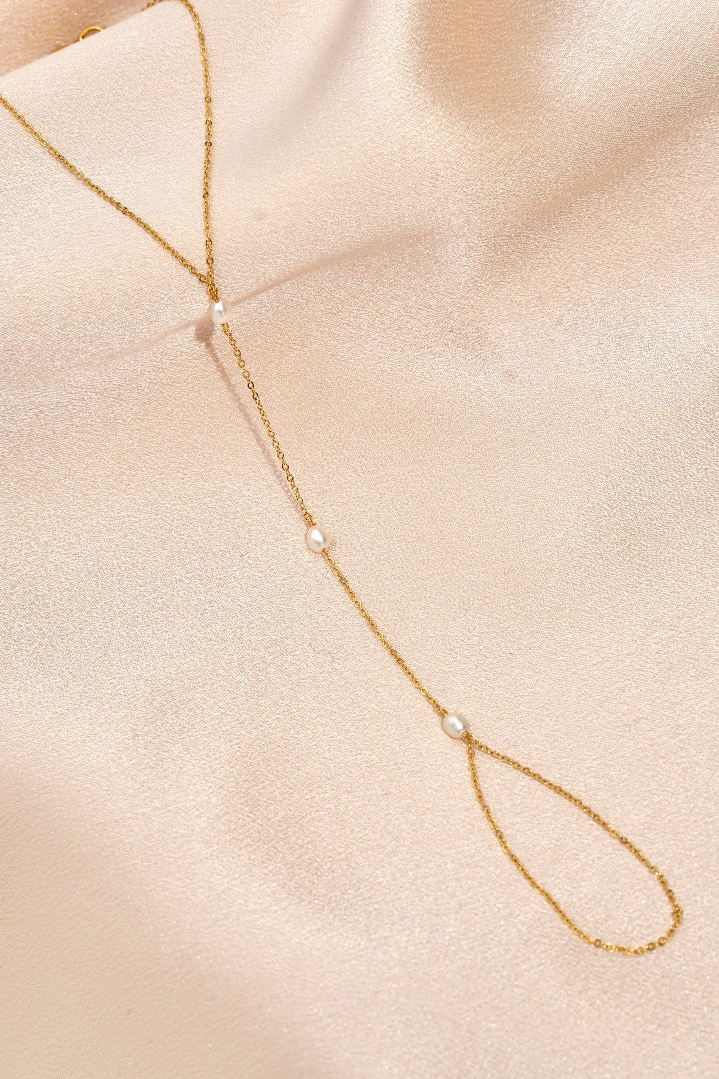 Steel and freshwater pearl hand jewel