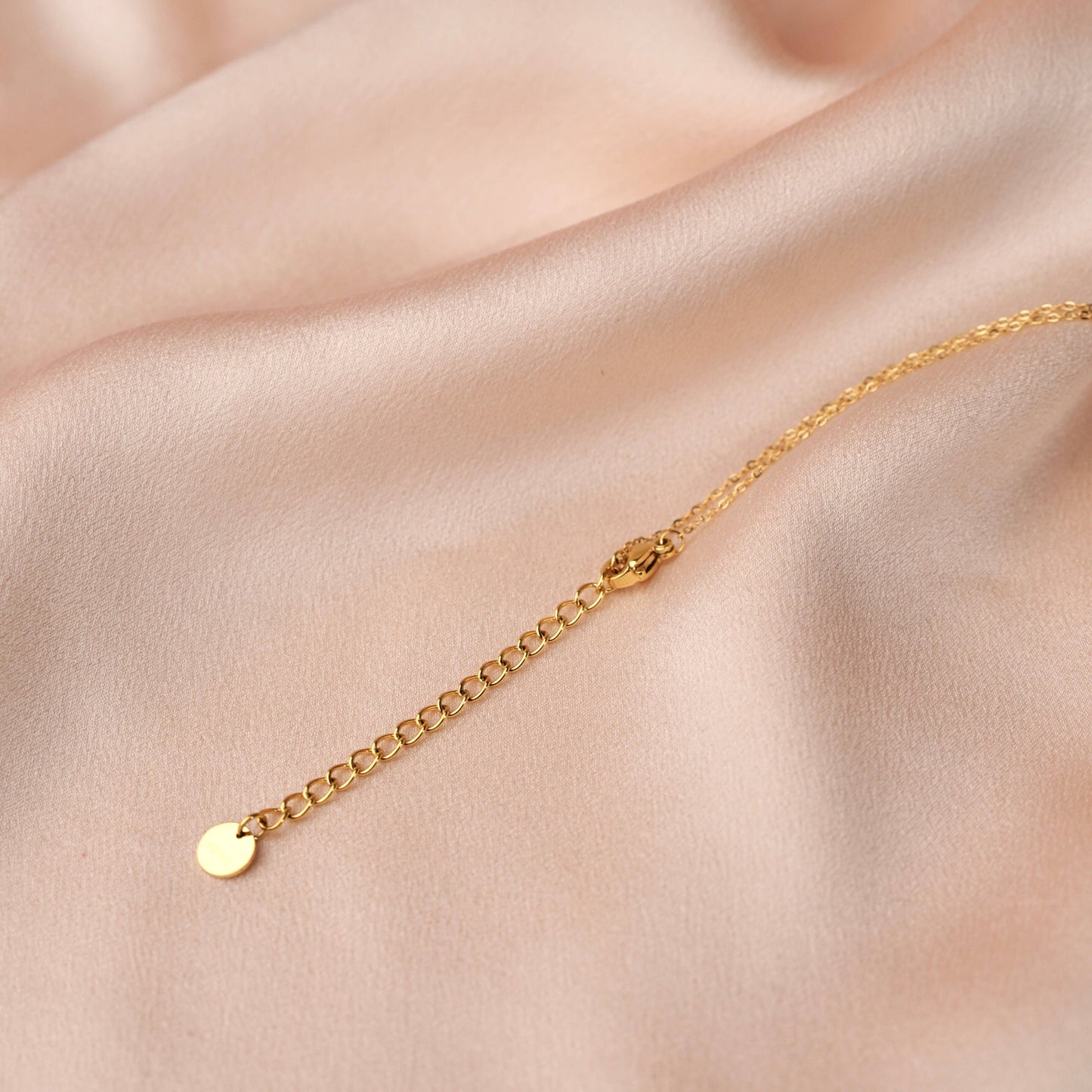Ball chain, freshwater pearls, mother-of-pearl