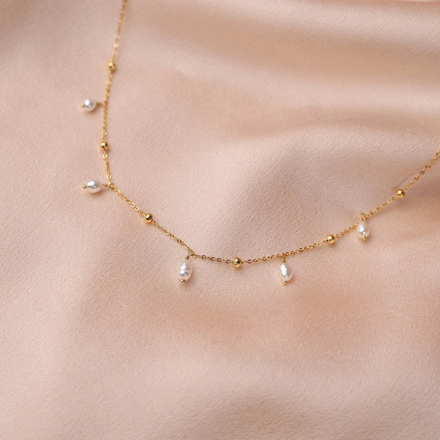 Ball chain, freshwater pearls, mother-of-pearl